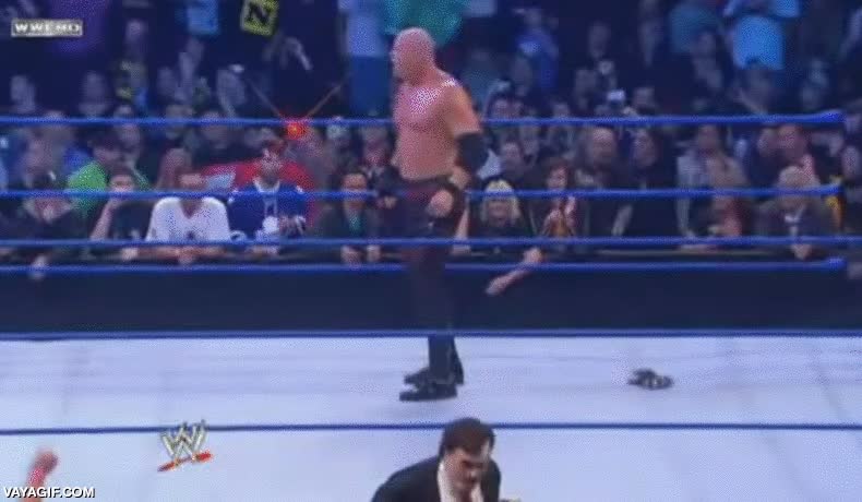 Lo que harías cuando hablan mal de ti en una conversación ajena conversacion,ajena,enemigo,rival,undertaker,de debajo del ring,agarrar de las piernas