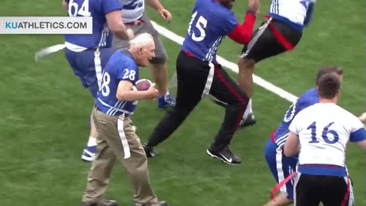 University of Kansas,es obvio que le dejan,con esa edad ya tiene mérito recorrer toda esa distancia,89 años