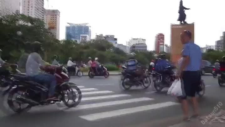 Cruce de carretera en Vietnam, nueva modalidad de los próximos X-Games 15 posibles atropellos por segundos,deporte extremo,despacito,te la juegas más que nunca
