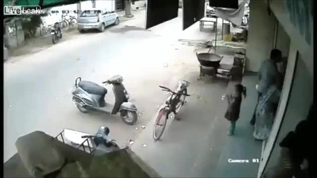 niña,montar,moto,camara de seguridad,acelerar,no poder frenar,caer,fail