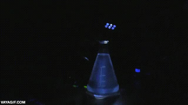 luz liquida,sustancia fluorescente,luminiscente,experimento,qu&iacute;mica