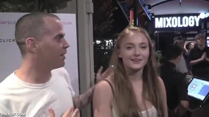 Enlace a Sophie Turner (Sansa Stark) le pega una buena patada en sus partes a Steve-O