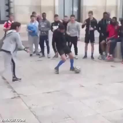 vacilada,vacilar,mucho que aprender,y para completar un cañito,caño,street football,menudo baile