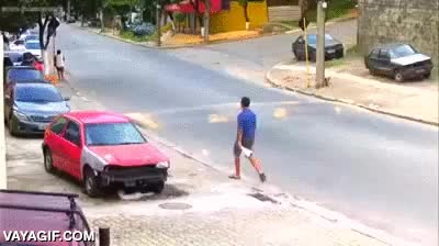 el t&iacute;o de la camiseta azul,en plan ah que te den,me da igual todo,vuelca un coche y nadie dice nada