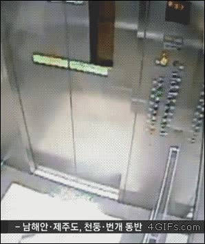 salvar,vida,ascensor,esquivar,escapar,por poco no lo tronchan