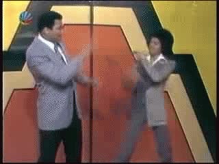 Muhammad Ali y Michael Jackson ''intercambiando un par de golpes'' muhammad ali,michael jackson,no le pega para no matarlo,aquí todavía era joven y negro,programa de tele
