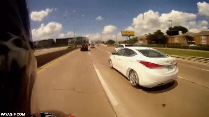 casi,por poco,caer,accidente,coche,conductor,moto,motorista