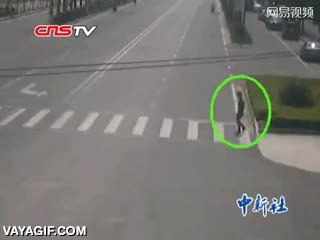 china,tirarse a los coches,accidente,para cobrar el seguro,atropellar,atropello