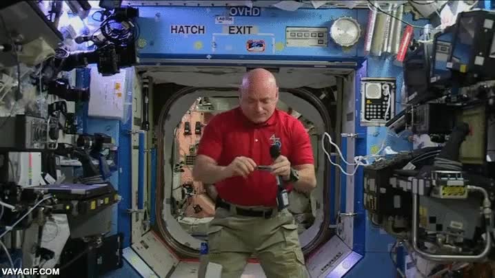 alicates,herramienta,girar,rotar,dar vueltas,gravedad 0,sin gravedad