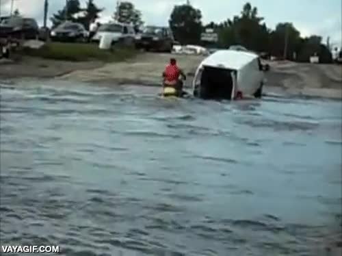 Si no tienes un tráiler para guardar tu moto de agua, usar una furgoneta no es buena idea furgoneta,moto de agua,jetski,el tío no se ahoga de milagro,vaya ideas,fail