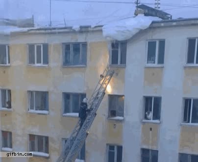 el universo conspira para que no la salves,nieve,edificio,bombero,caer,encima,escalera