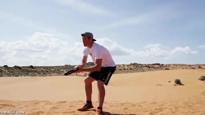 extreme frisbee,lanzar,disco volador,desierto,dunas,al vuelo,coche,buggy