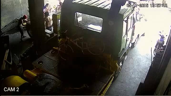 salir volando,paberse matao,explotar,salir por los aires,neumatico,rueda,taller mecanico,fail