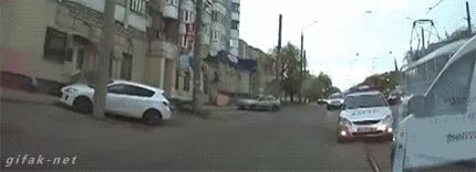 patada voladora,romper,cristal,ventanilla,persecución,arrestar,rusos,rusia