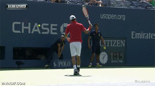 atrapar,al vuelo,rebotar,contra el suelo,rebote,tenis,tenista,de espaldas,sin mirar