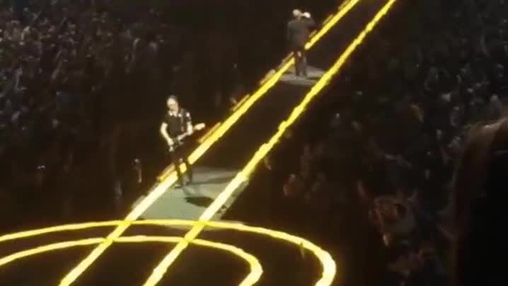 the edge,u2,guitarrista,escenario,pasarela,fail,caer,al suelo