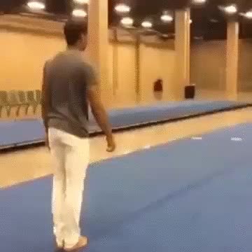 gimnastas,acrobatas,volteretas,colchoneta,rozar,por poco