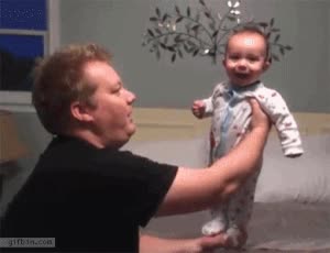 padre,hijo,bebe,de pie aguantarse,con un brazo