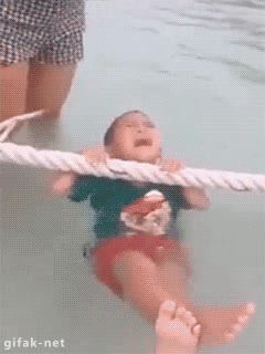 notese la ironia,niño,30 cm de agua,cuerda,aferrarse a la vida,piscina