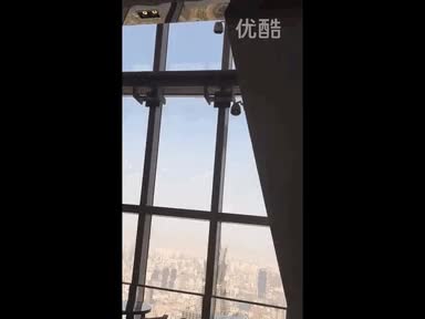 vertigo,plataforma,limpiacristales,oscilar,vientos fuertes,92 pisos de altura,que a 3 metros por piso...