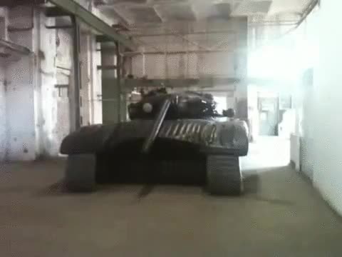 tanque,inflable,hinchable,un globo muy grande,para asustar,señuelo,inofensivo totalmente,cañon