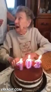 dentadura,soplar,salir disparada,102 años,cumpleaños,pastel,pastel sin babas,anciana,señora mayor