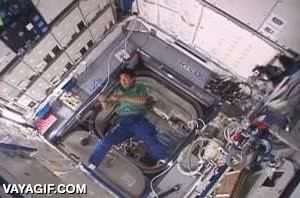 ISS,boomerang,bumeran,lanzar,ir y volver,sin resistencia de aire,gravedad cero