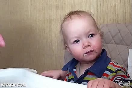 enga&ntilde;ar,trollear,ni&ntilde;a,bebe,cuchara,dar una cosa