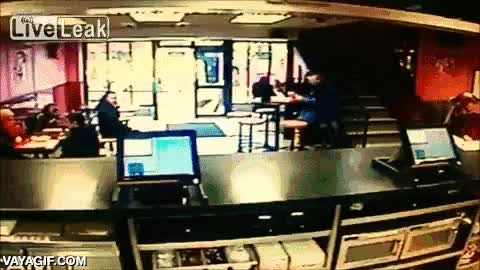 caballo,entrar,colarse,burger,igual oli&oacute; carne de los suyos,hamburgueseria