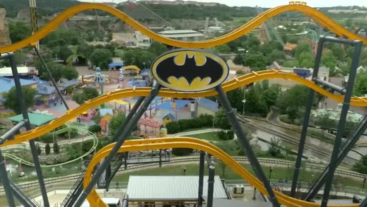Vaya GIF! / Así es la nueva montaña rusa inspirada en Batman de uno de los  parque de atracciones Six Flags