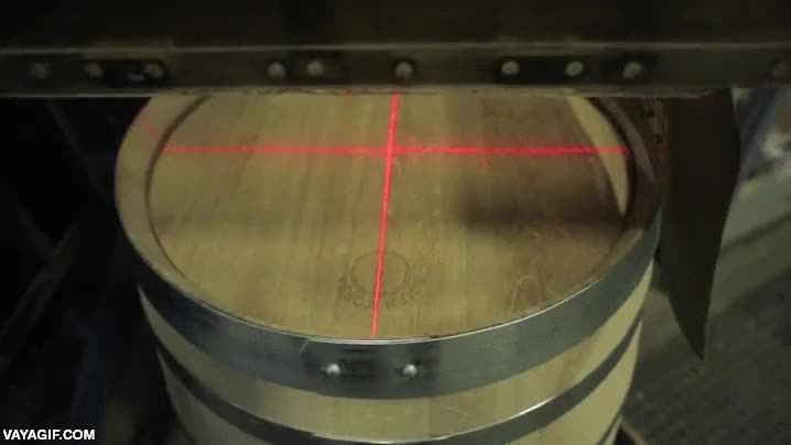 Enlace a Grabando un barril de madera con láser a una velocidad increíble