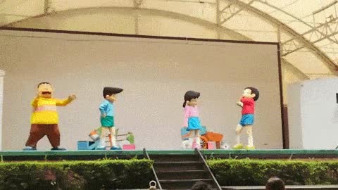 No quiero ni imaginar el trauma de los niños pequeños entre el público gigante,perder la cabeza,doraemon,takeshi,disfraz,cosplay