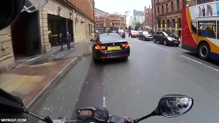 respetar,semaforo,saltarse,en rojo,se come un autobus,con el suelo mojado,bicicleta,ciclista,fail