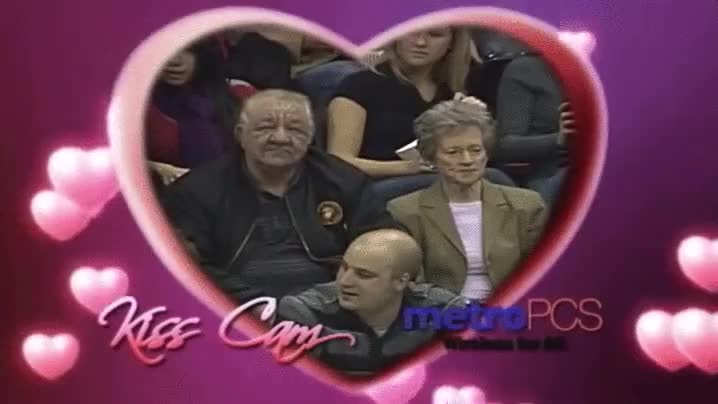40 a&ntilde;os,mujer mayor,abuela,anciana,mejor con el barbas de al lado,maquina,kiss cam