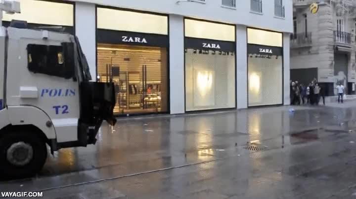 manifestantes,trollear,mojar,manguera,parece que le regañe,mascara,policia,anti-disturbios