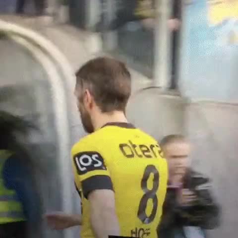 fail,rabia,patada,al suelo,tarjeta roja,venga a la ducha flipao,futbol,las botas mojadas resbalan