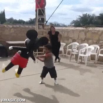 pi&ntilde;ata,mickey mouse,palo,soltar,paliza,y la madre aplaudiendo,esto no puede acabar bien