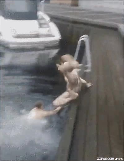 agua,fail,por ir con prisa,resbalar,osti&oacute;n,rompete la cadera si eso