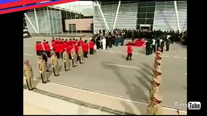 ceremonia,soldados,ej&eacute;rcito,fail,no ponerse de acuerdo,detr&aacute;s ten&eacute;is el avi&oacute;n in&uacute;tiles,cargar,feretro,ataud