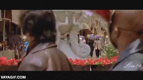 bollywood,pistola automatica,eso no te lo hace ni magneto,boomerang,con pausa dramatica,y todo eso mientras bailan al fondo