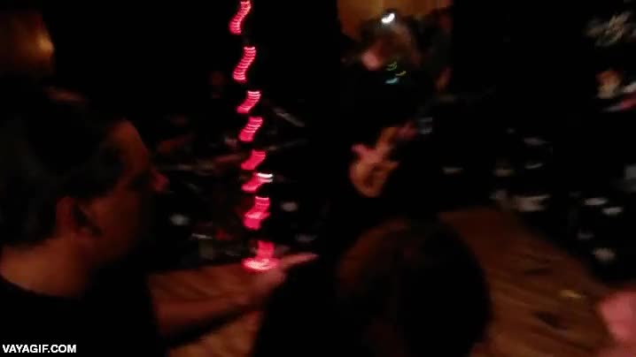 reacci&oacute;n,al principio lo flipa,pero luego lo acepta y lo entiende,tampoco debe ser algo poco habitual,apu&ntilde;alar,el careto no tiene precio,dir&iacute;a que va un poco hasta las cejas,musica,cantante