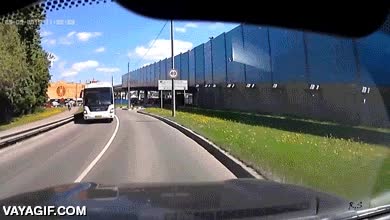 ni&ntilde;o,cruzar,carretera,pudo haber salido muy caro,patinete,escaparse,fail,madre detr&aacute;s corriendo