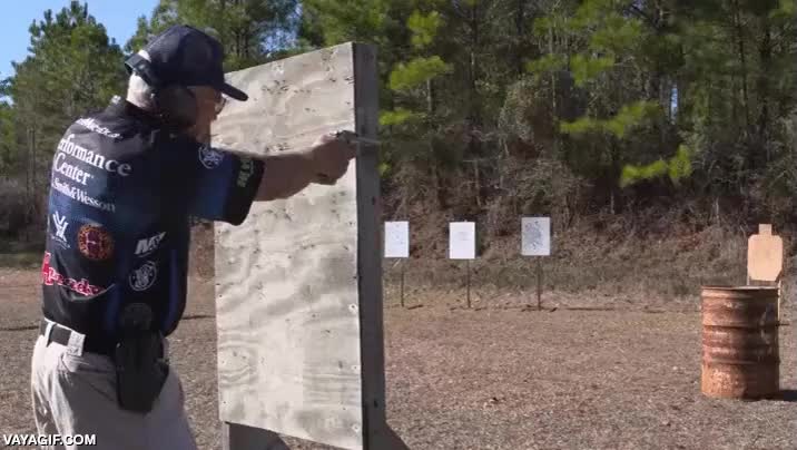 Enlace a Mientras tanto, todos los revólveres de las pelis de Hollywood