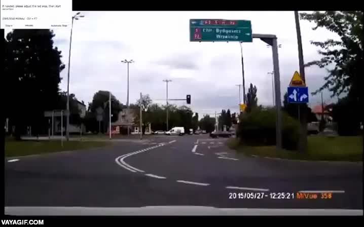 el tipico listo,saltarse el semaforo,fail,chocar,tranvia,tontaco