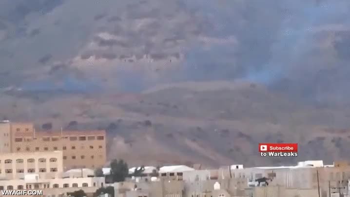 Y esto es lo que pasa cuando atacas un arsenal secreto de armas en plena montaña la explosion es enorme,arsenal,deposito,secreto,montaña,bombazo