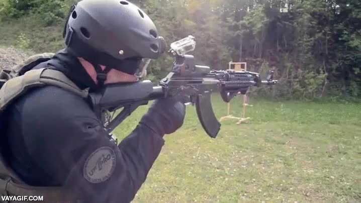 recargar,cambiar,cargador,ak-47,habilidad,pierna,aguantar,soldado,ejercito