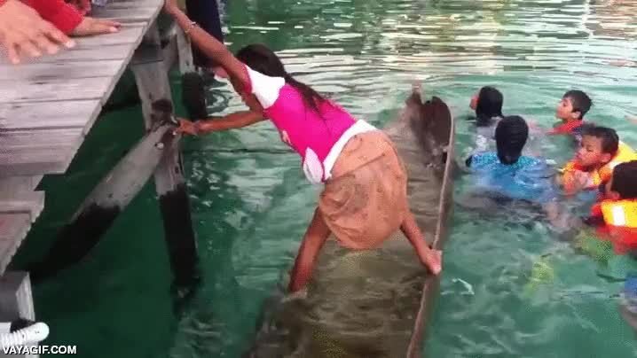 inundar,entrar,agua,canoa,niña,vaciar,oscilar