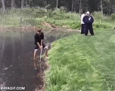 caer,bola,lago,agua,lo logico ser&iacute;a perder un golpe o m&aacute;s intentando sacarla,golf,golfista,maestro
