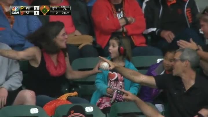 beisbol,baseball,regalar,pelota,niña con cascos,le alegro el día,publico,home run