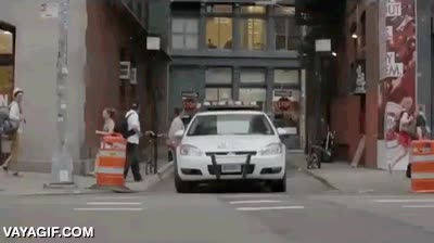 y jugándose la vida,skate,saltar,coche patrulla,policia